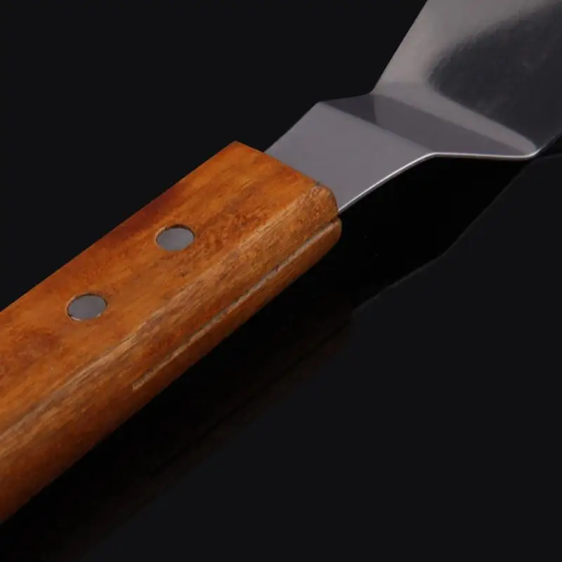 Плоская лопатка с прорезями из нержавеющей стали с деревянной ручкой