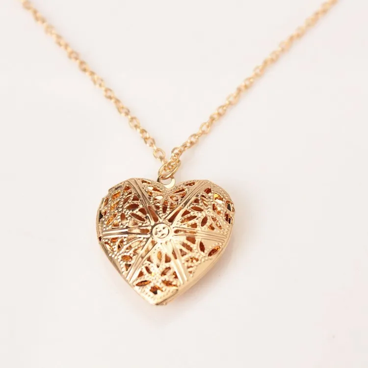 

Punk Wholesal 2018 The Latest Heart-shaped Necklace Love To Play Open A Small Photo Korean Female Hollow Box Necklace