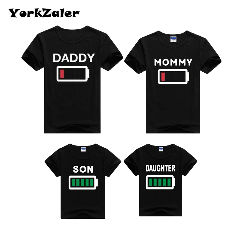 Семейные комплекты; одежда для мамы и дочки; футболка для папы и сына; креативная футболка с короткими рукавами и принтом батареи; семейный образ