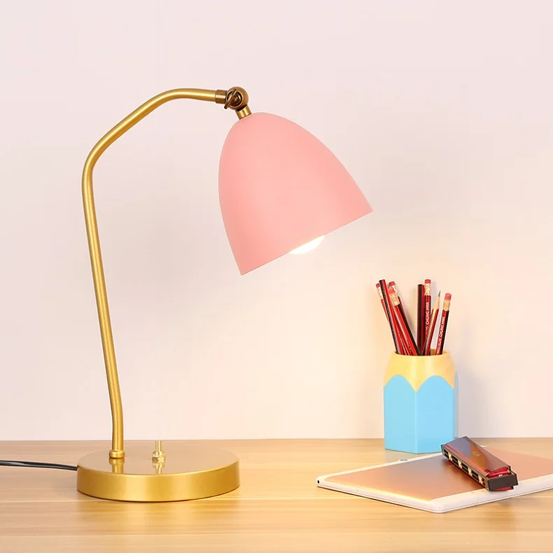 Современная светодиодная настольная лампа MDWELL с золотым корпусом для кабинета, спальни, регулируемая железная угловая Настольная лампа с переключателем на базе - Цвет абажура: Pink Shade