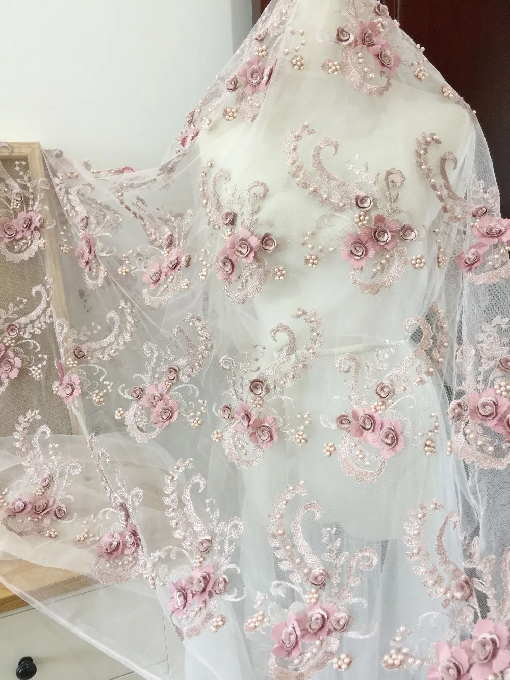 Один ярд Изысканная 3D сильно жемчужная бисерная кружевная ткань с цветочным принтом в пыли розовый, цветущая Цветочная кружевная ткань платье высокой моды