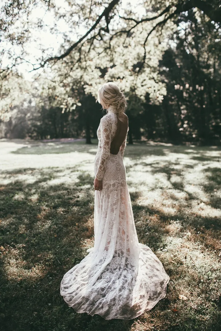 mary-lawless-of-happily-grey-and-madison-lee-wedding2017122603_