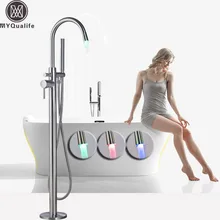 Отдельно стоящий смеситель для ванной комнаты, светодиодная водосточная труба с очищающим щеткой никелем, набор для душа для ванной, напольное крепление, смеситель для ванной, кран с ручной душевой