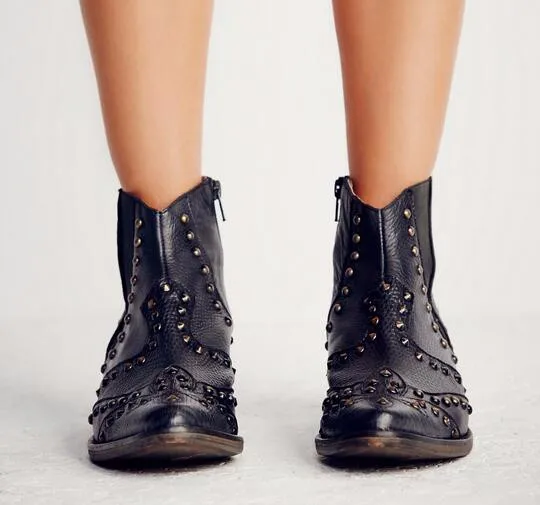 Дизайнерская Женская обувь; sapatos femininos; Черные полусапожки из нубука с шипами; военные ковбойские ботинки; обувь для верховой езды на среднем каблуке