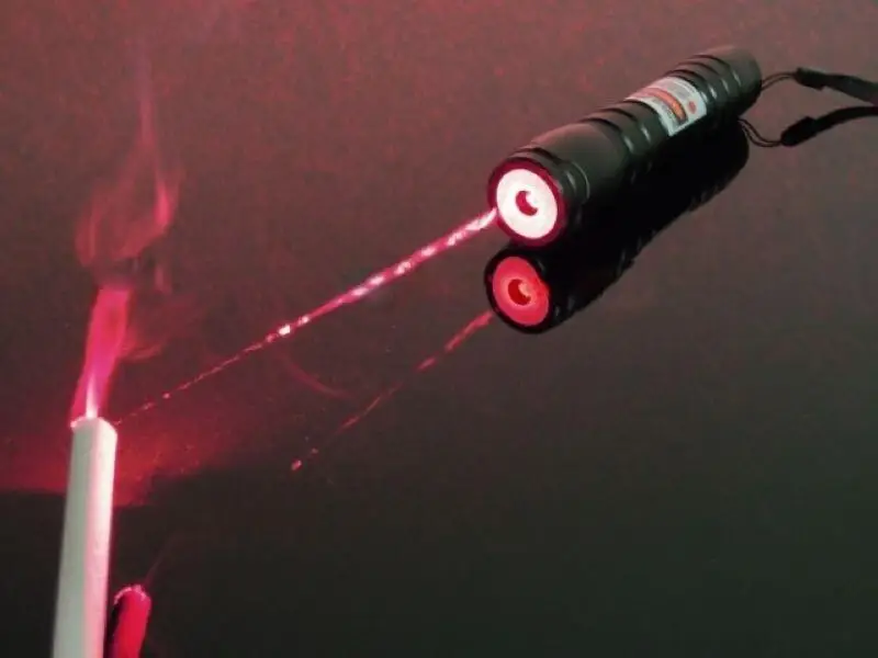 5 ватт лазер. Лазер мощный прожигает. Прожигающий лазер. Лазерная указка 500 ватт. Лазер мощный прожигает.