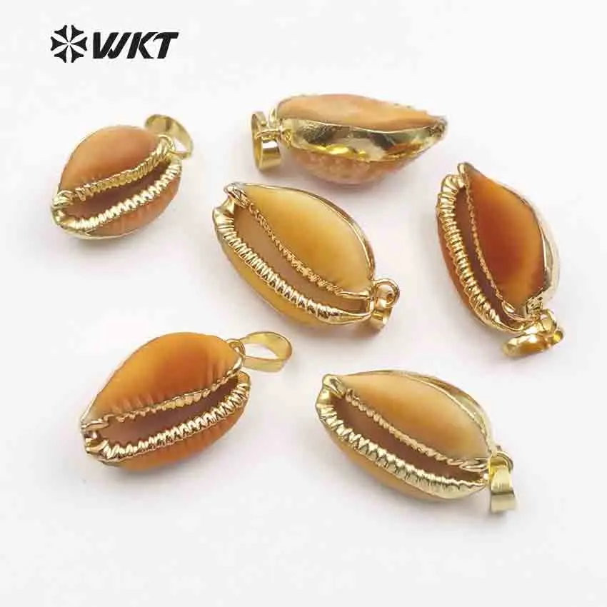 

WT-JP019 Amazing Design Natural Cowrie Shell In Red Color Wild Coast Shell With Gold Trim Pendant Random Size Gift For Female