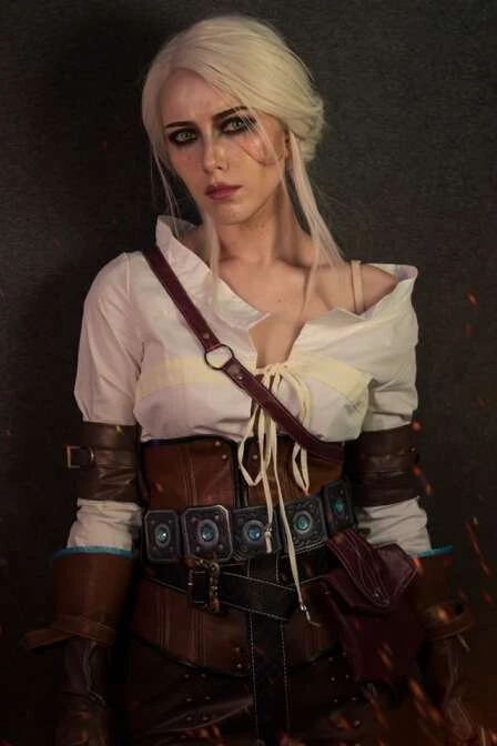 Ciri Cirilla Fiona Elen ensemble complet uniforme