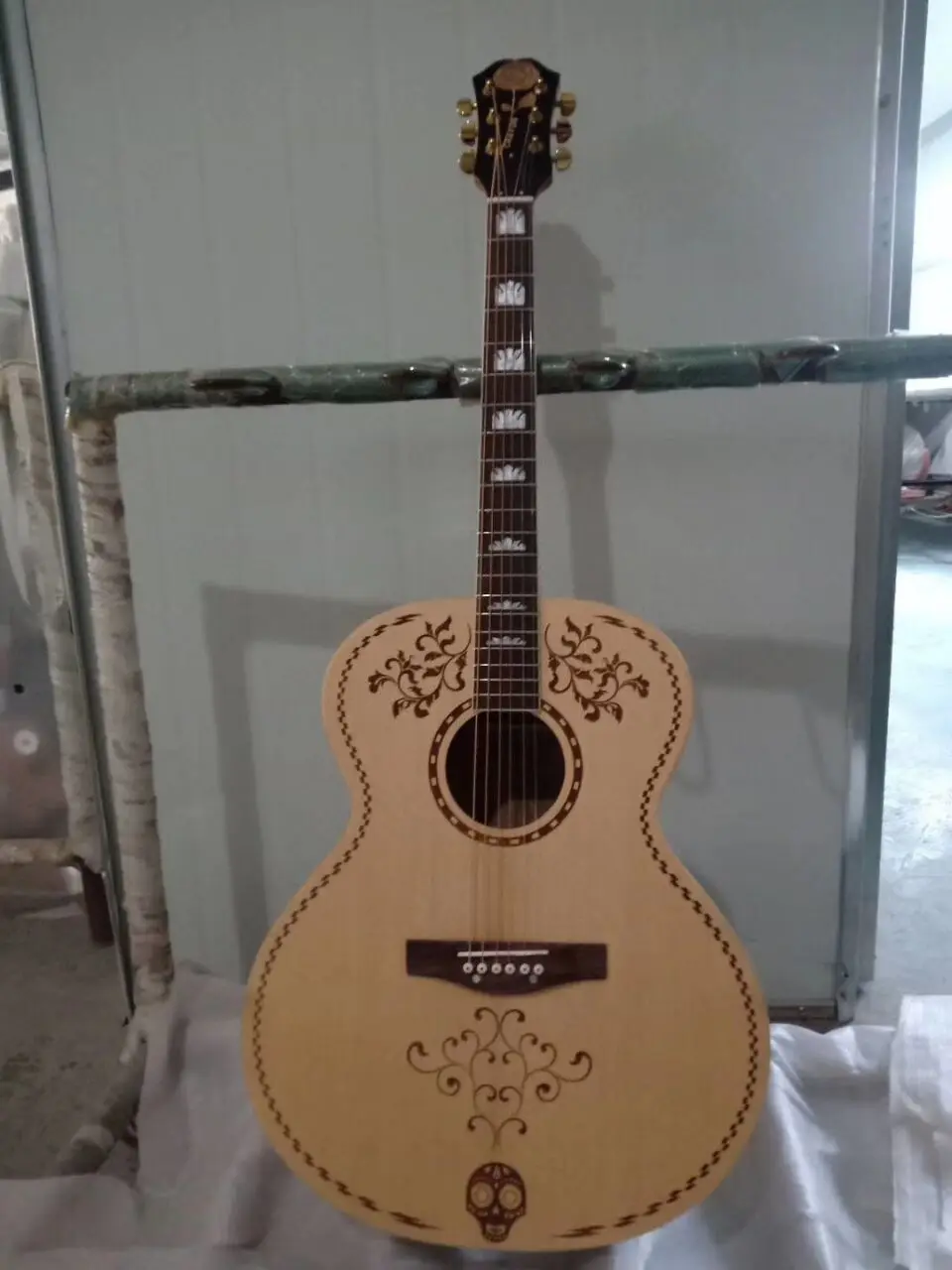 

crayon Rose head acoustic guitar/ steel string guitar