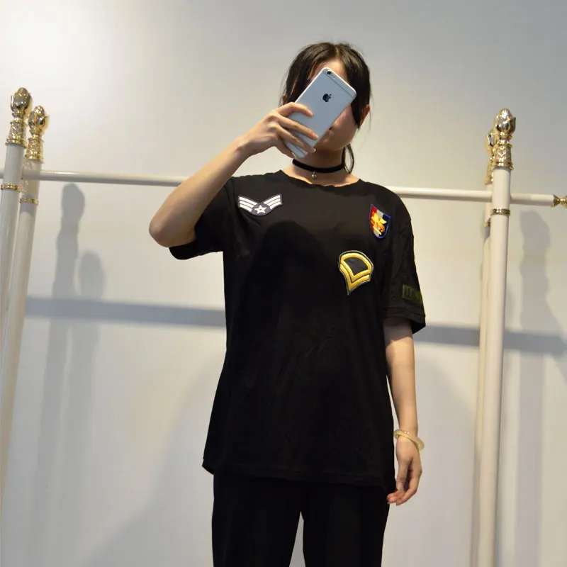 Европейский Модальные футболка летние черные Для женщин футболки с круглым вырезом значок эполет футболки