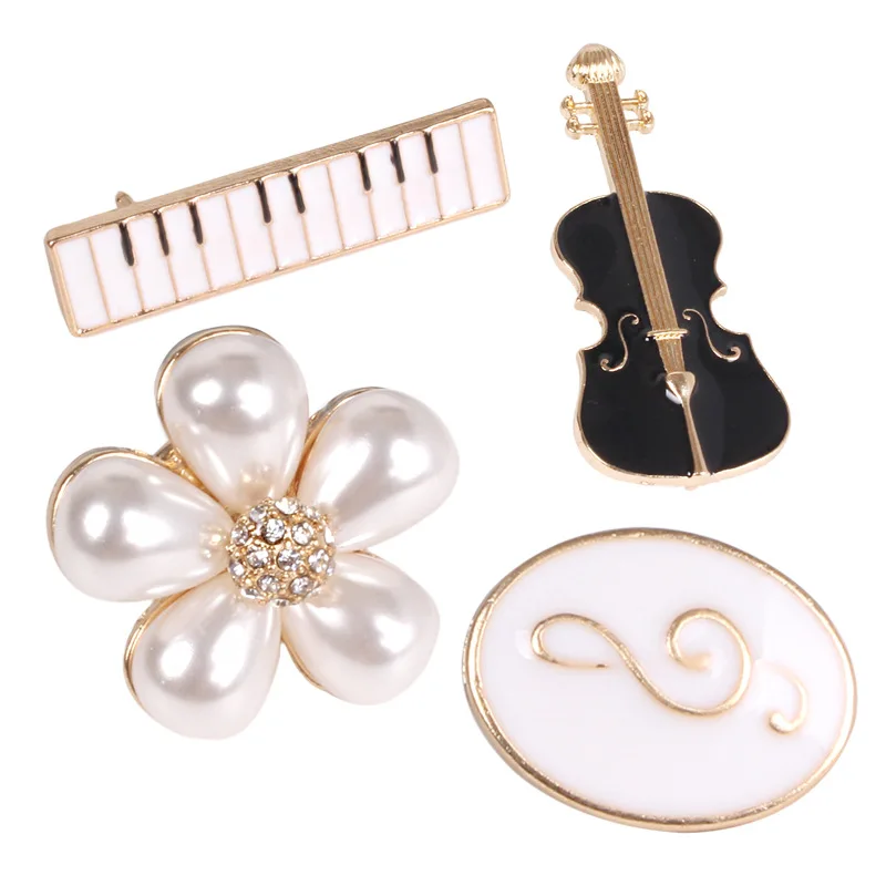 Mechosen брошь шприц. скрипка белая с золотом. брошки профессии. брошки инструменты. брошь тромбон для мужчины.