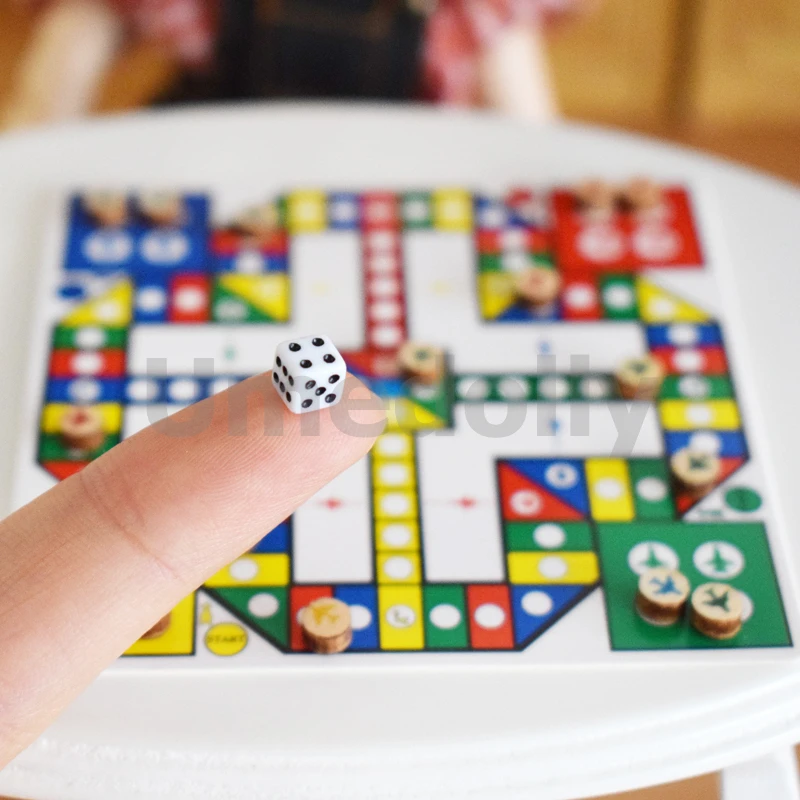

1set Mini Dollhouse Miniature Ludo Flying Chess Set for 1/6 BJD Barbi Pullip Blyth Pretend Play Doll House Decor Accessories Toy