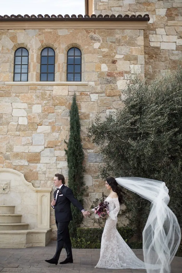 we-cant-decide-which-we-love-more-the-elegant-opulence-or-epic-views-in-this-malibu-rocky-oaks-wedding-katrina-jayne-20-700x1050