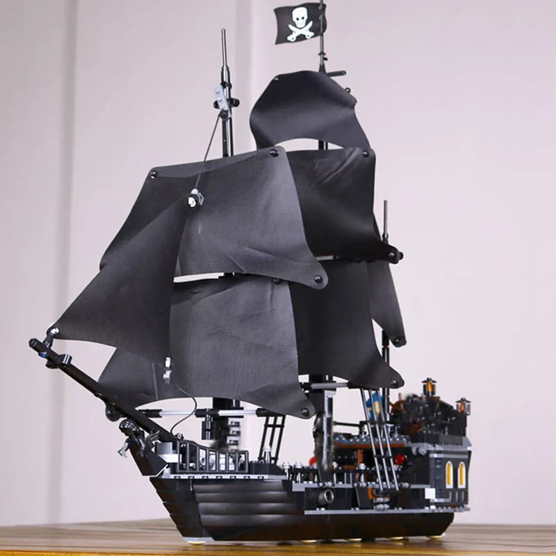 

804Pcs Pirates Of The Caribbean The Black Pearl Ship Model Building Kit Blocks Bricks Toys For Children Compatible Legoing 4184