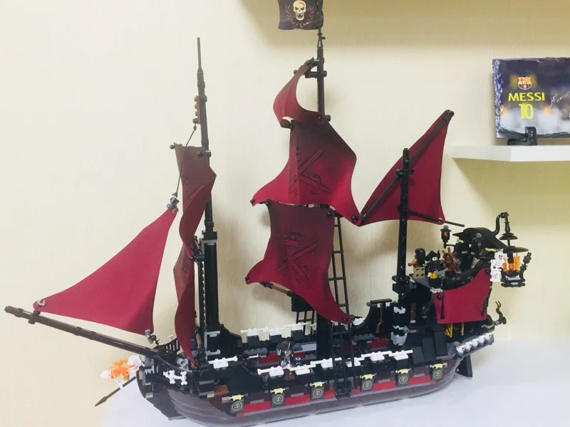 

1151Pcs Queen Anne's Revenge Mini Building Blocks Bricks Set Sale Pirates of The Caribbean Blackbeard Figures Lepins Kids Toys
