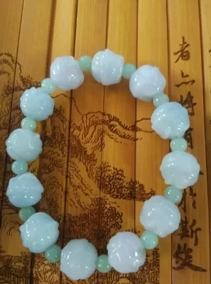 

Exquisite female style pure manual sculpture three color flower beads bracelet to send the best gift to a friend