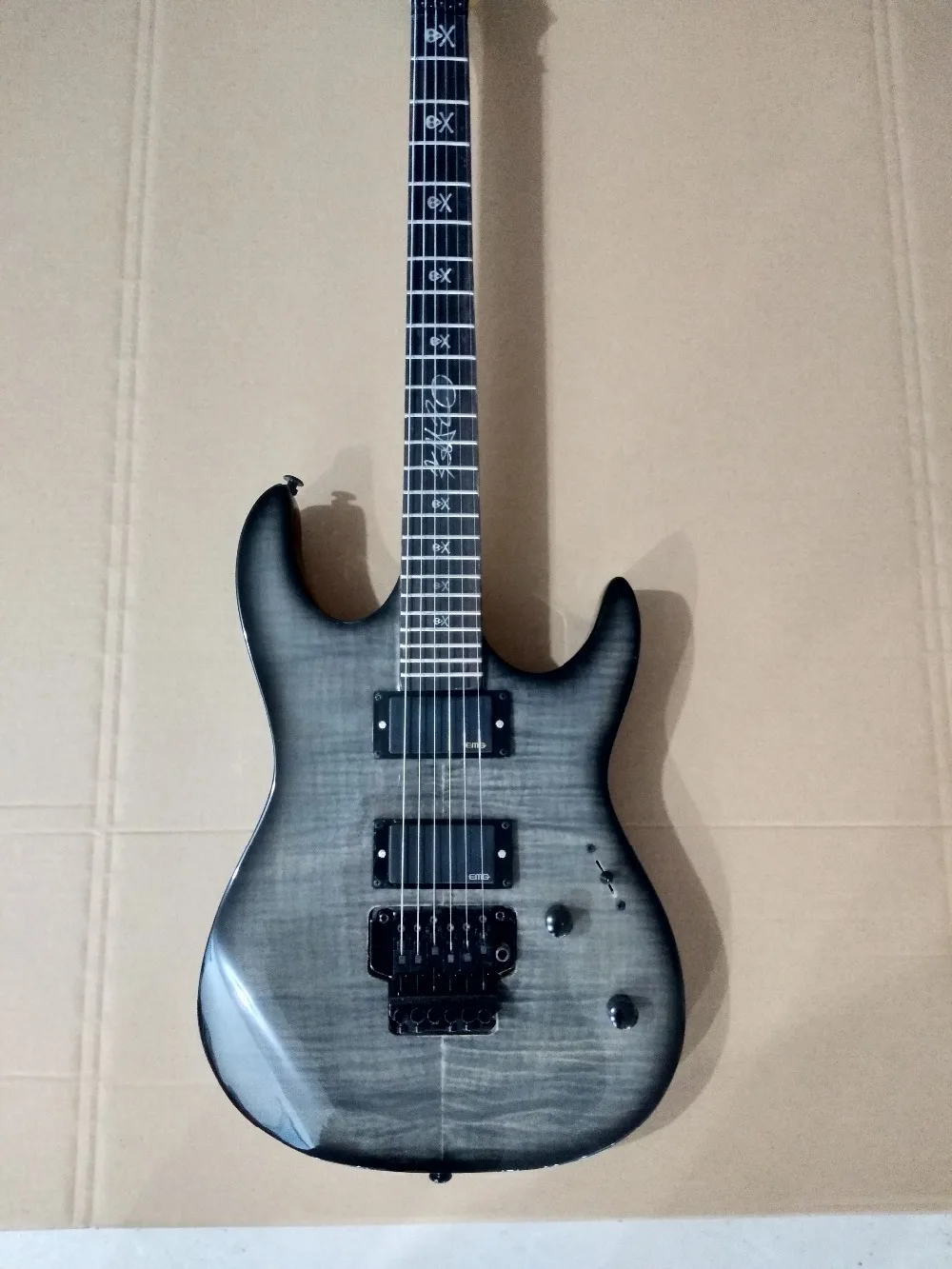 

From Chinese factories to manufacture high-end ES electric guitar, black tiger veneer, HH pickup, one-piece connection,