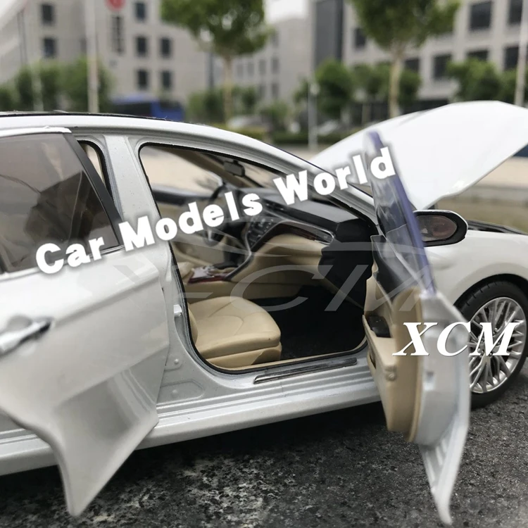 Литая модель автомобиля для 8-го поколения Camry 1:18(белый)+ маленький подарок