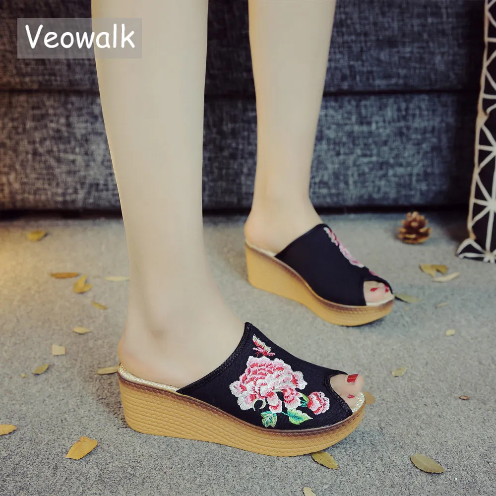 Женские холщовые шлепанцы Veowalk с цветочной вышивкой на танкетке открытым носком