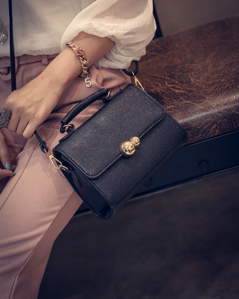 

Gourd lock Korean version of the ladies shoulder bag diagonal cross bag mini chain small square bag