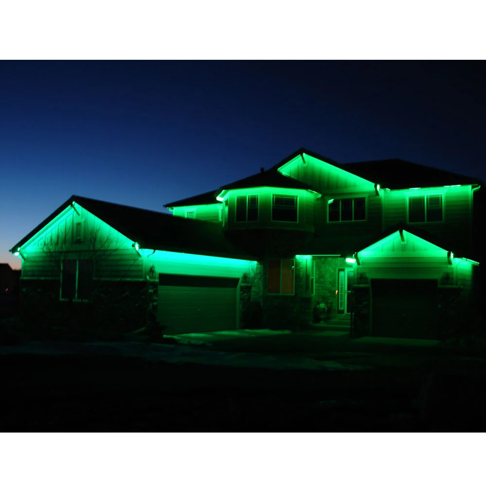 контурная подсветка фасада. освещение дома лентой. неоновая подсветка домов. подсветка фасада. домик с подсветкой на крыше.