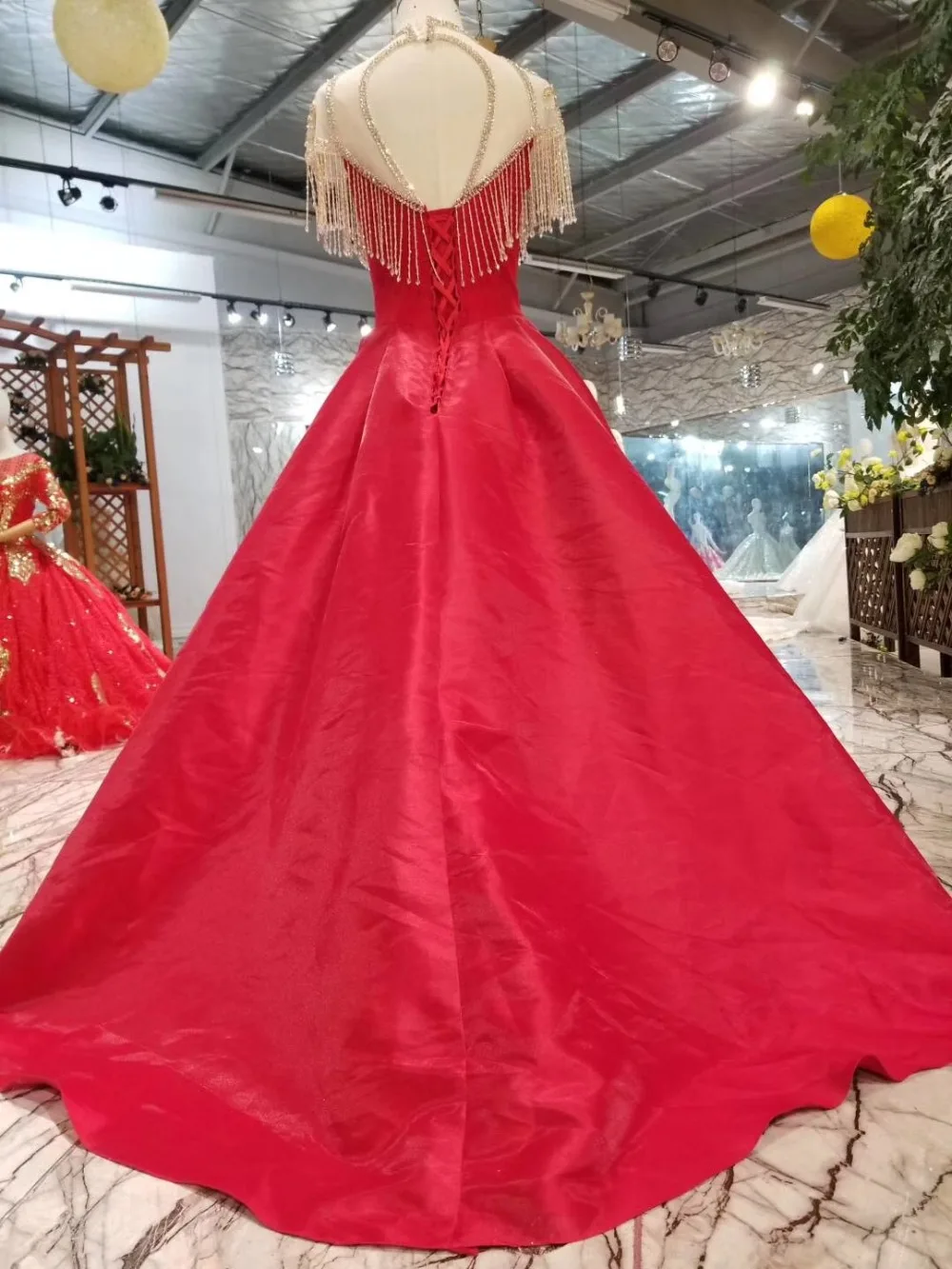 CloverBridal Роскошные Кристаллы кисточки высокого качества красные атласные вечерние платья 2019 Замочная скважина сзади Иллюзия шеи вечернее