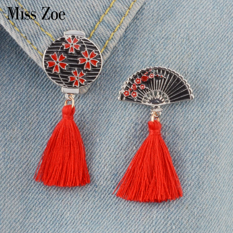 

2pcs/set Japanese-style Enamel pins with red tassels Vintage lantern fan Brooch Pin Buckle Shirt Badge Gift for Kids friends