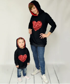 Brand New Family Matching Clothes Women Baby Kids Girls Hoodies Sweatshirts Long Sleeves Heart-Shaped Sequin Hooded Sweater - Цвет: Черный