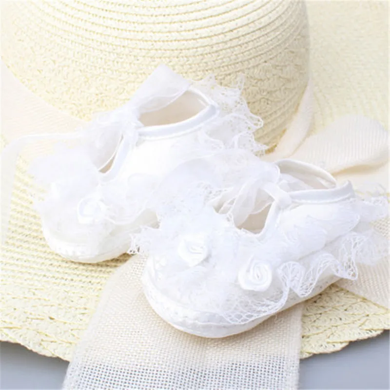 Для маленьких девочек Обувь для новорожденных для маленьких девочек s мягкая подошва шелк кроватки обувь противоскользящие милые элегантная обувь на шнуровке - Цвет: Белый