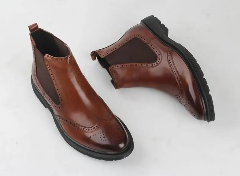 Ботильоны; мужская повседневная обувь с высоким берцем без застежки; обувь с перфорацией типа «броги» с эластичной лентой; коричневые модельные ботинки с острым носком на плоской подошве