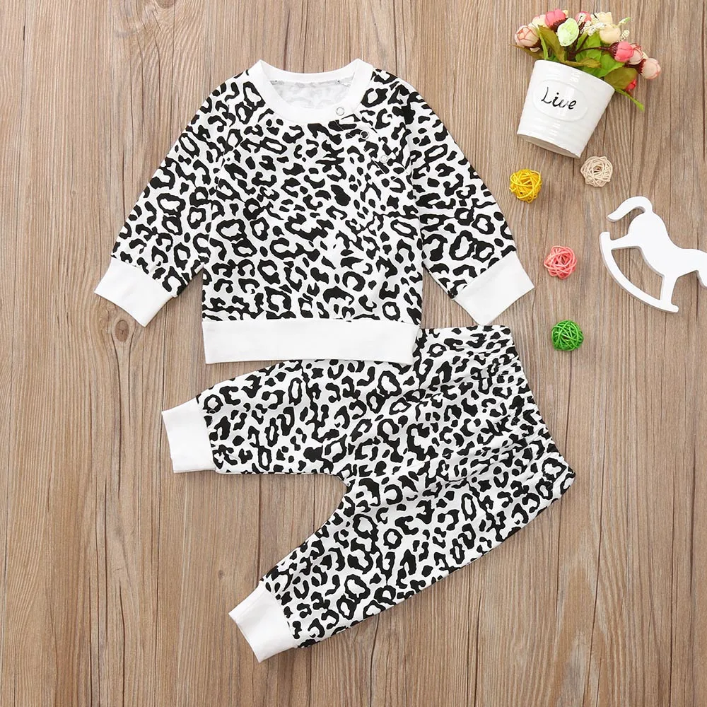 Коллекция года, осенний комплект одежды для маленьких мальчиков с леопардовым принтом, Модная хлопковая футболка с длинными рукавами и надписью+ штаны комплект для новорожденных девочек 827