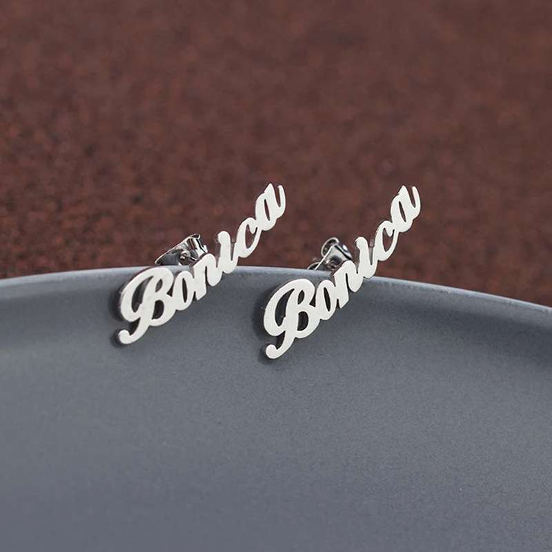 Duoying-Gepersonaliseerde-Custom-Naamplaat-Oorbellen-Voor-Vrouwen-Aanpassen-Initial-Cursief-Naam-Stud-Earring-Vrouwen-Gift-Voor (2)