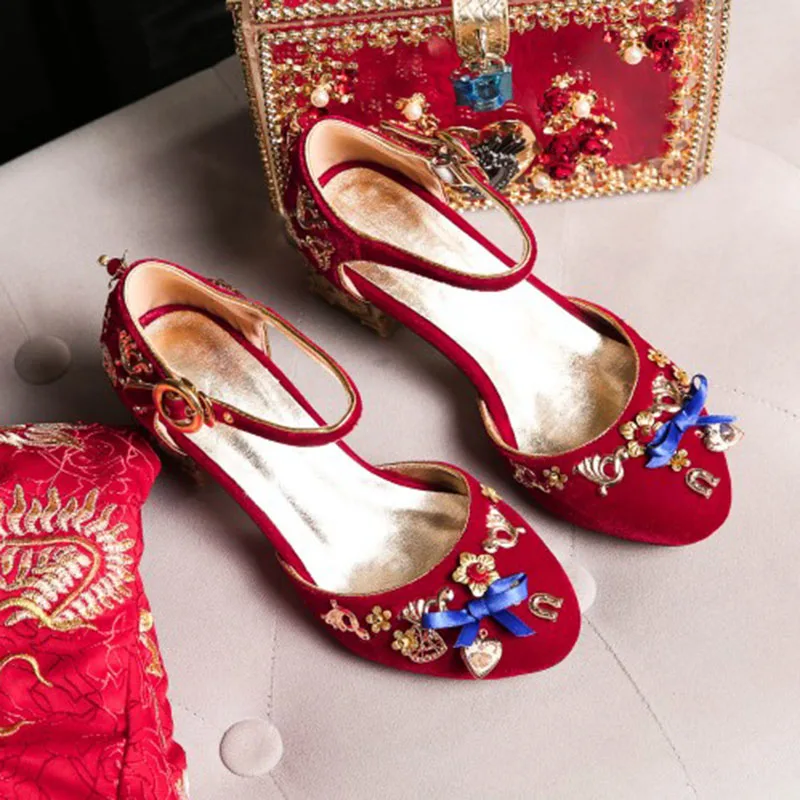 Phoentin/красные свадебные туфли с украшением в виде цветов и сердечек; необычные металлические каблуки; Пряжка с узлом-бабочкой; Туфли-лодочки; FT268