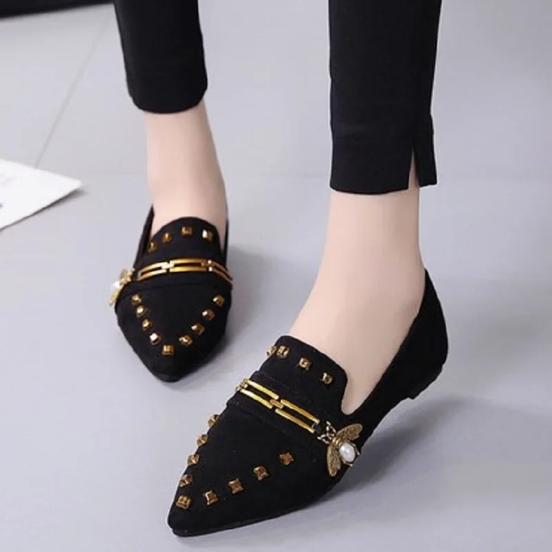 

Spring and Autumn Korean version of the new pointed little bee flat shoes fashion wild rivets shallow mouth Lok Fu shoes.