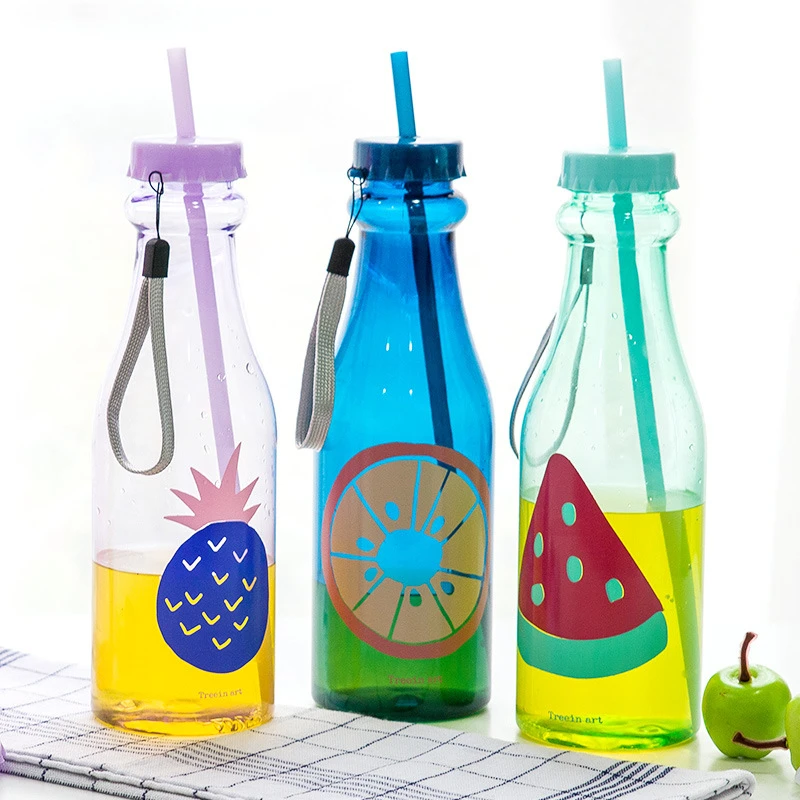 напитки в бутылках. бутылки под лимонад. лимонад в бутылке. украшение лимонада в бутылке. цветные пластиковые бутылки.