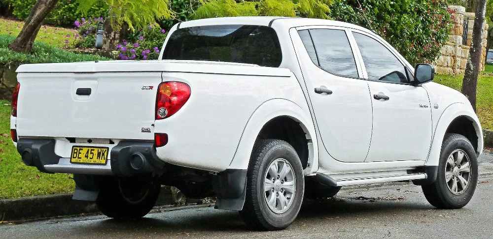 1920px-2009-2011_Mitsubishi_Triton_(MN)_GL-R_4-door_utility_02