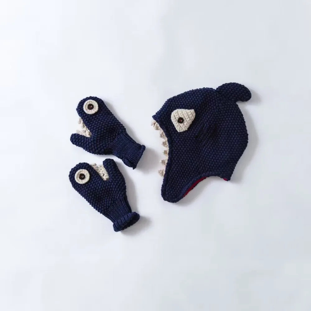 Милая шапка в форме акулы для малышей, комплект из хлопковой шапки и перчаток, вязаные крючком Детские шапочки, детская осенне-зимняя шапка ручной работы, ветрозащитная шапка