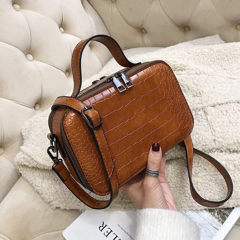 

2019 New crocodile-patterned handheld single-shoulder small square pack 100 with oblique bag