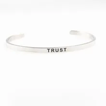 Вдохновляющие положительные цитаты лазерной резной 4 мм мужской браслет из нержавеющей стали TRUST гравированный мантра браслет, лучший подарок для леди
