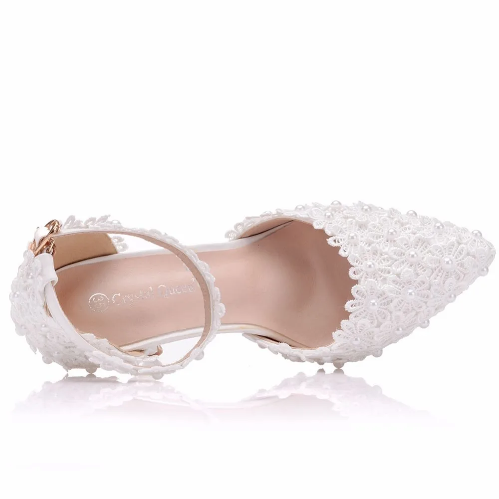 Свадебные туфли с изящным заостренным носком украшенные кристаллами и
