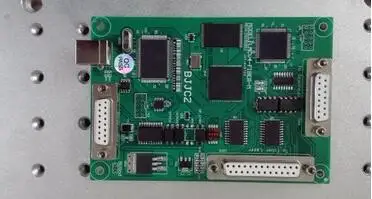 Закрытый стиль pcb лазерный гравировальный станок для пистолетов с Raycus Mopa IPG