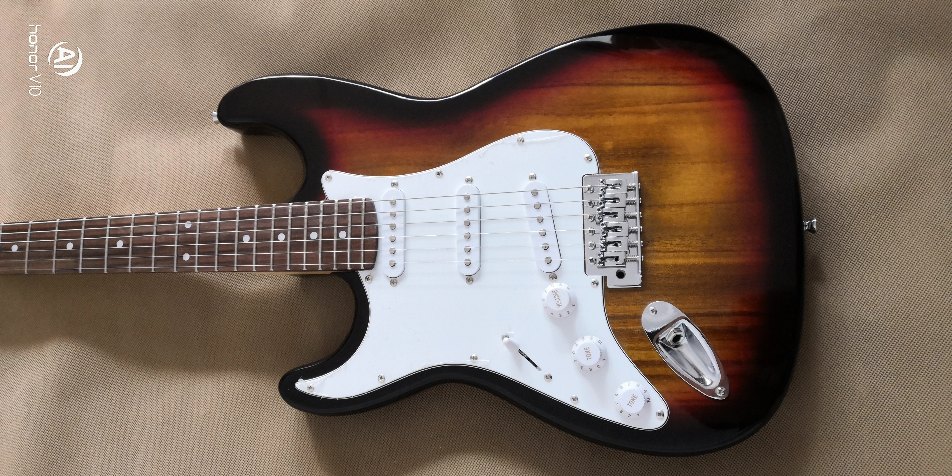 

Left hand phoenix wood sunburst color six strings electric guitar