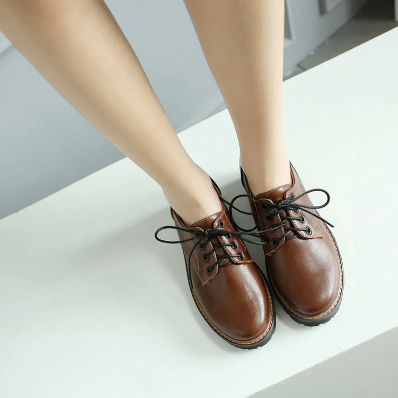 D/женские туфли-оксфорды В рыцарском стиле; модная женская обувь на плоской подошве в британском стиле на шнуровке; обувь на толстом каблуке; большой размер 43; женская обувь с перфорацией типа «броги»