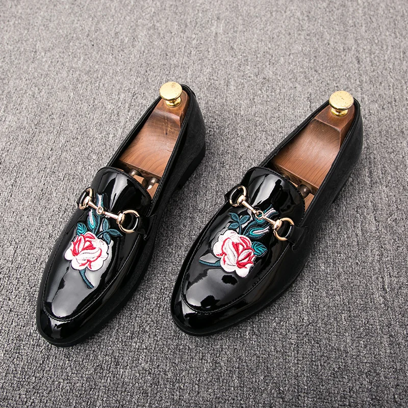 Мужские лоферы с цветочной вышивкой и металлическим декором; mocassin homme; Повседневная Свадебная обувь на низком каблуке; 3 цвета; A1207