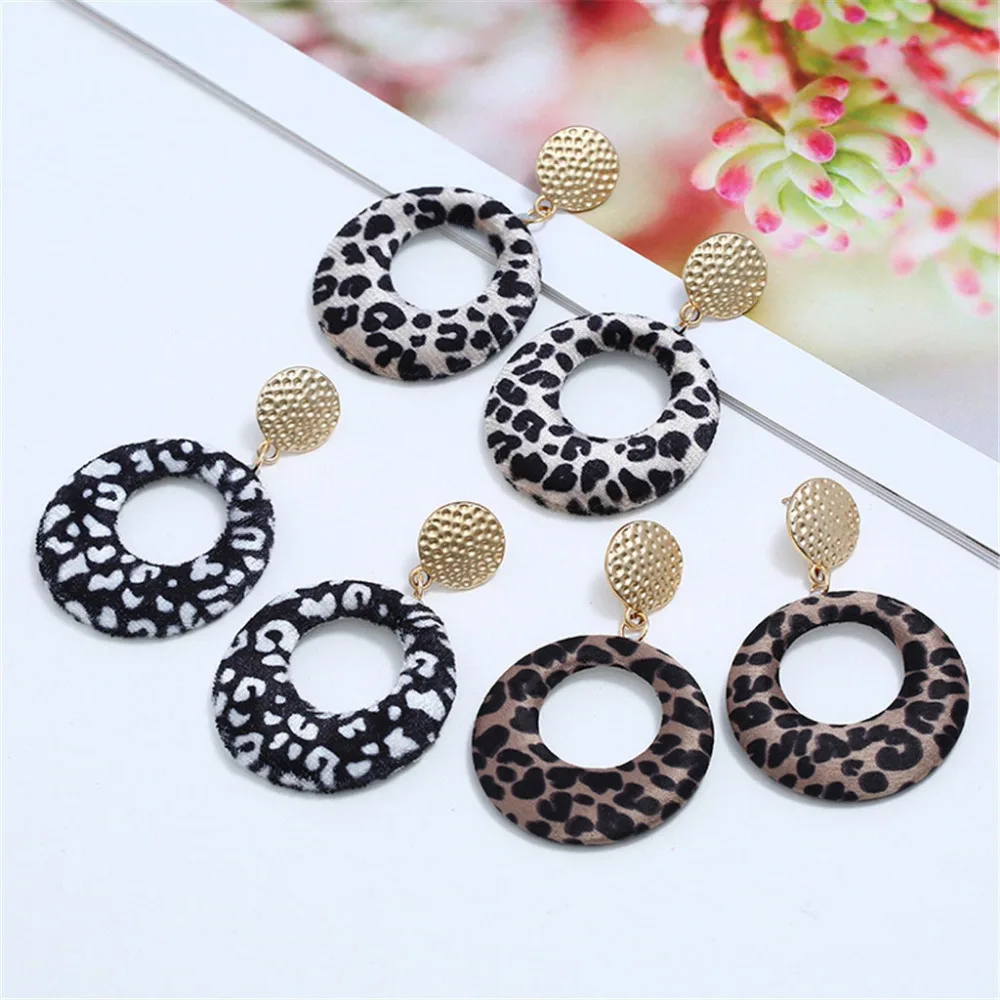 

Fantasy Earrings Feather Charm Simple Light Cute New Girl & Lady Dangle Pendant Oorbellen Exquisite Female Ornaments Earrings