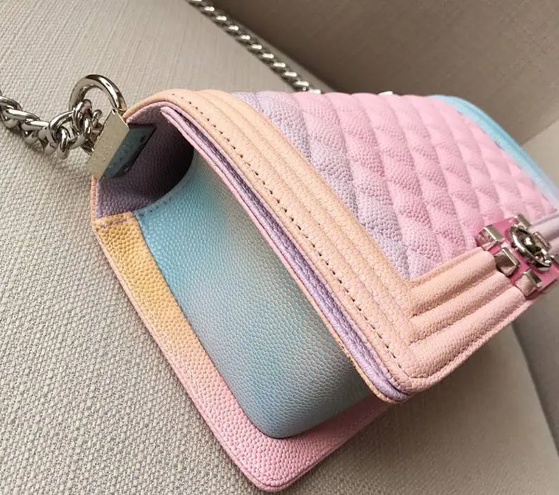 Фабрика производит Радуга кожа Crossbody цепи сумки для Для женщин Курьерские сумки Bolsa Feminina Лидер продаж Элитный бренд Икра сумка