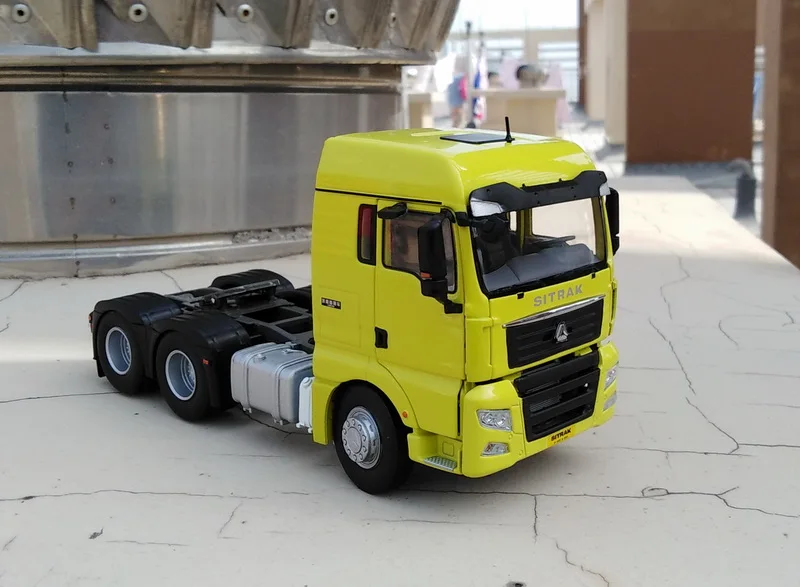 Изысканная модель из сплава 1:36 SinoTruk SITRAK C7H мужская литая игрушка для