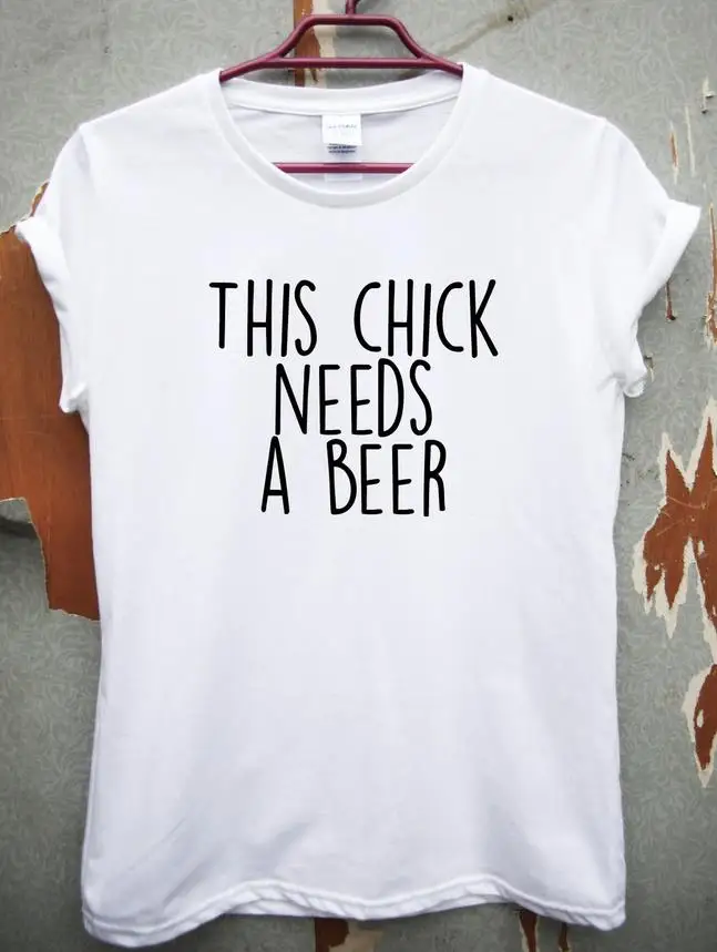 Женская хлопковая футболка с надписью This chick needs a beer Повседневная забавная для