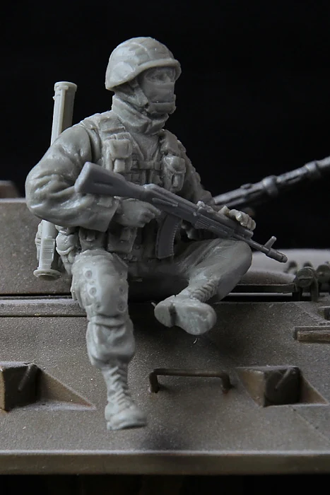 1/35 Современный русский разведчик солдат Крымская игрушка смоляная модель миниатюрный комплект Неокрашенный