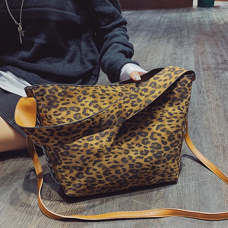 

2018 new fashion casual mobile wild wide shoulder strap shoulder slung bucket bucket mother bag.