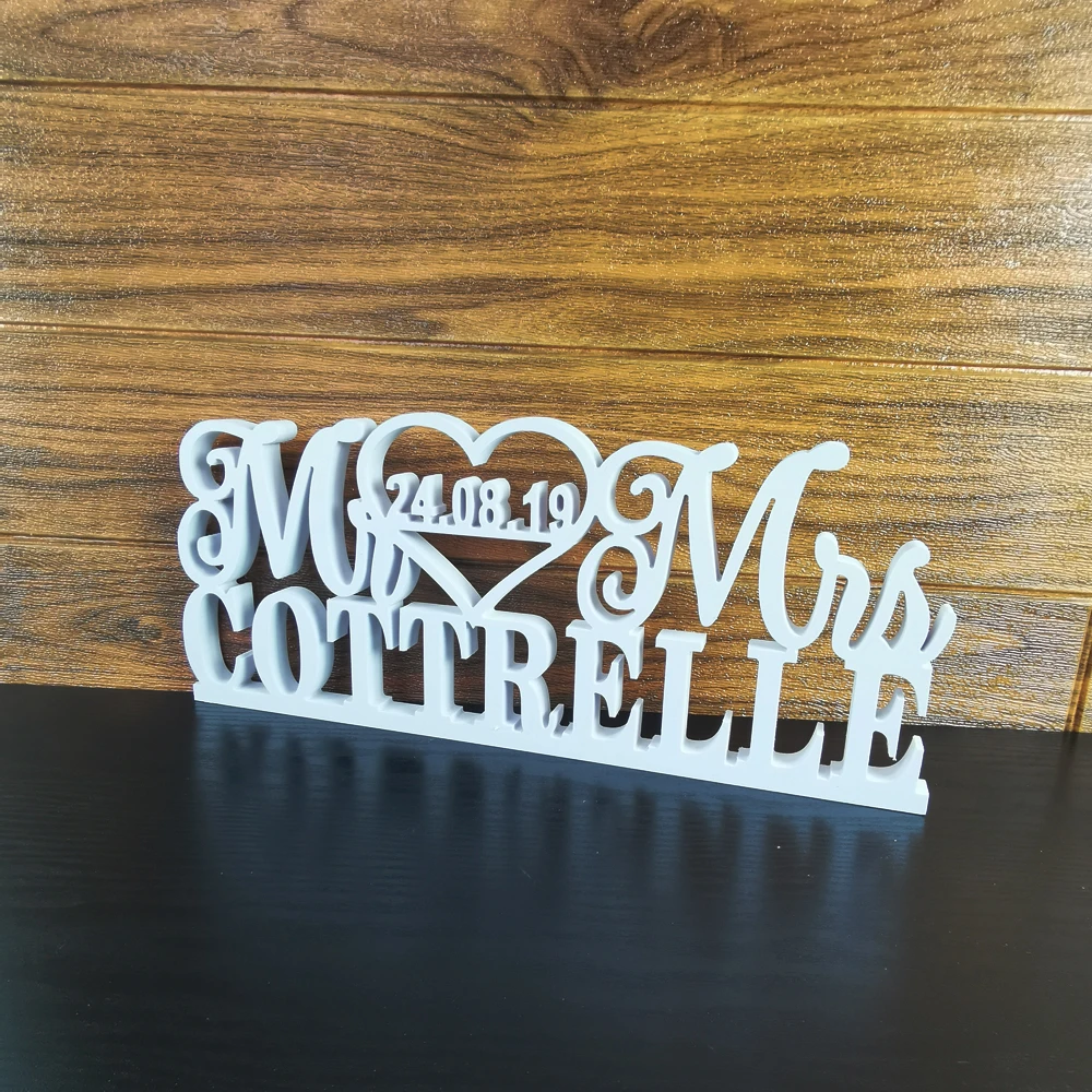 Пользовательские Mr & Mrs фамилия и дата Свадебный знак для стола с сердцем